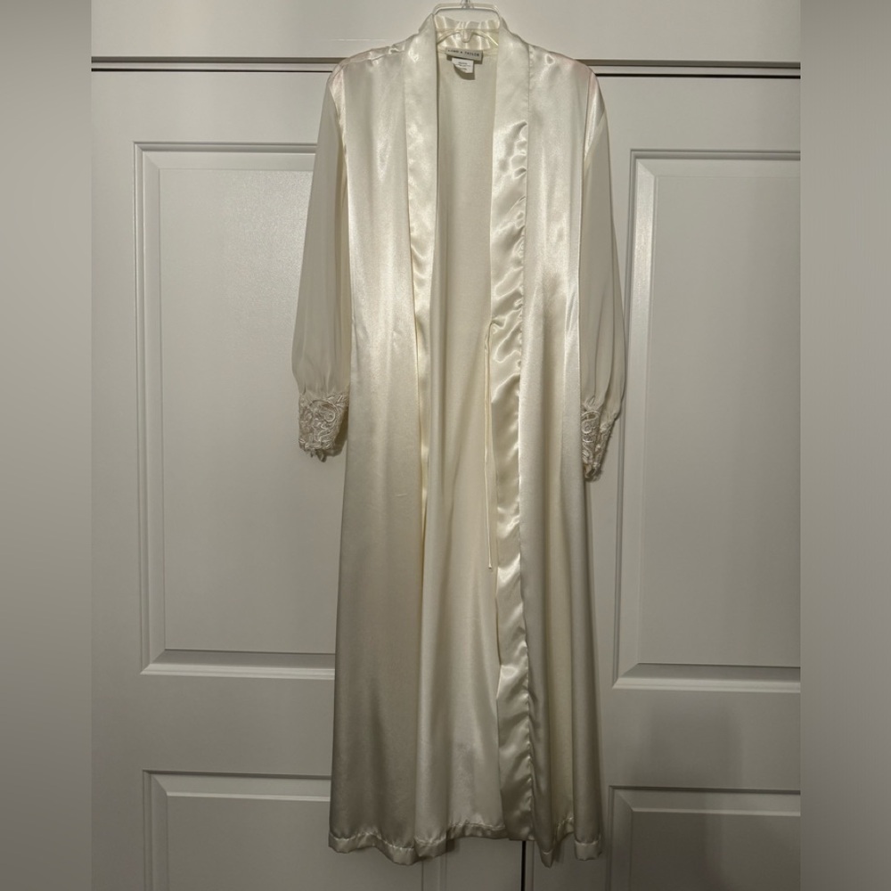 VTG Lord & Taylor Women’s Robe M Ivory Beaded